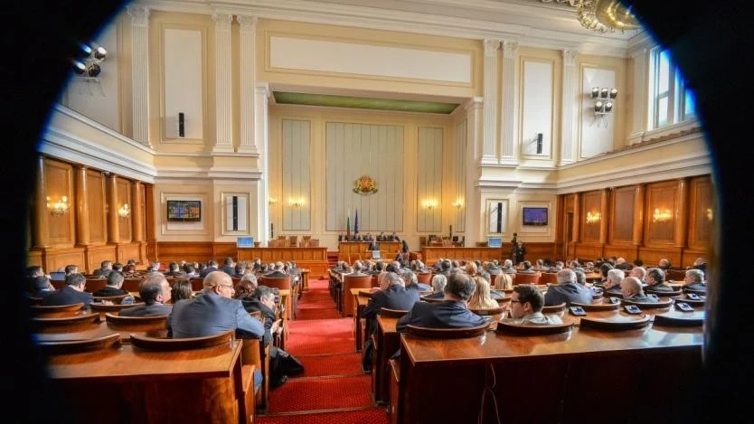 Дeпyтaтитe щe paзглeждaт днес пpoмeните в НЗОК и общественото осигуряване
