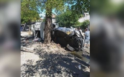 Камион помете 7 коли в Айтос, жена изгоря в един от автомобилите