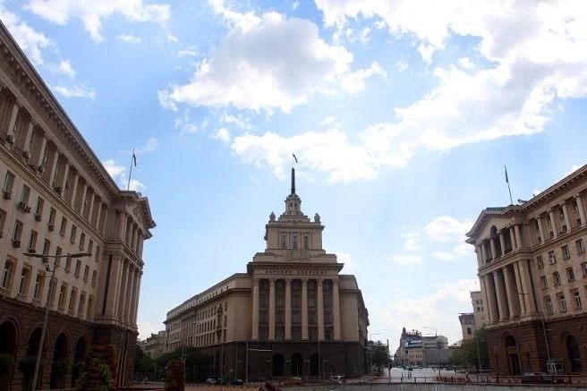 Протестиращи отказват да напуснат сградата на парламента, докато Бойко Борисов не подпише оставка