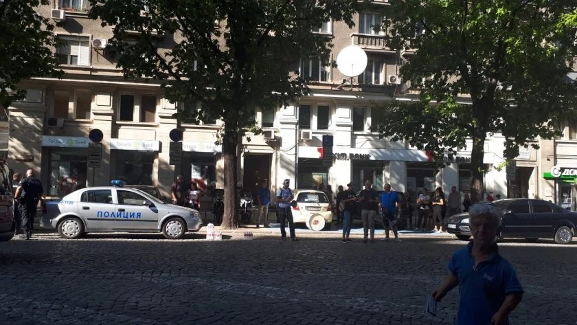 Протестиращи блокираха движението на бул. \