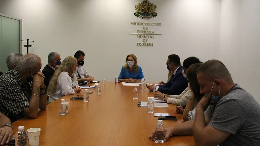 Помощта за екскурзоводите зацикли в Министерството на икономиката