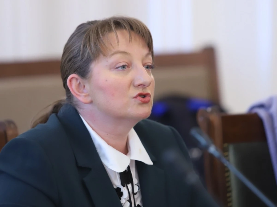  Деница Сачева: Без подоходен критерий и за помощта за 1 и 8 кл. - 300 лв., а не 250 лв.
