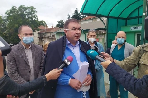 Министър Ангелов: 2-ма от пациентите в МБАЛ Ямбол ще бъдат транспортирани с военна авиация до София