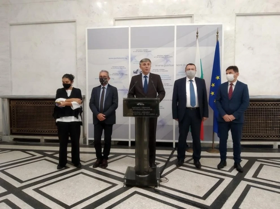 И ДПС се подписа за оставката на Караянчева, искането е внесено
