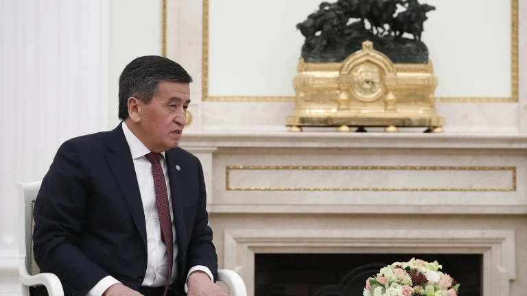 Президентът на Киргизстан Соронбай Жеенбеков подаде оставка