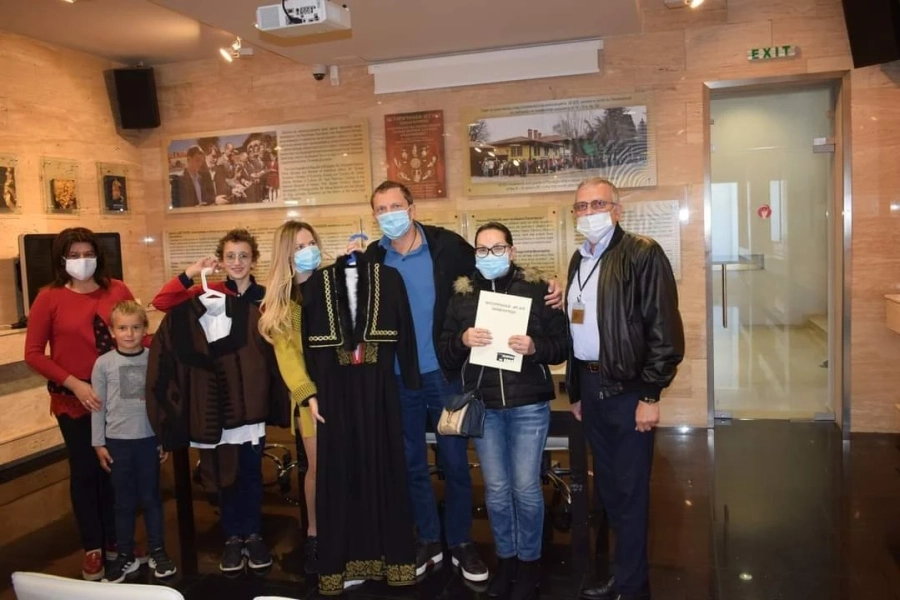 Фондация Цоцорков род дари панагюрски облекла на историческия музей