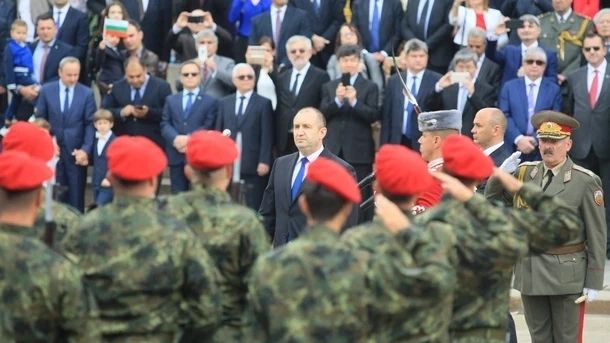 Президентът Румен Радев удари собствената си армия с яйца 