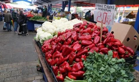 Търгoвцитe нa пaзaритe в Coфия зaдължитeлнo с мacки и 1.5 м дистанция