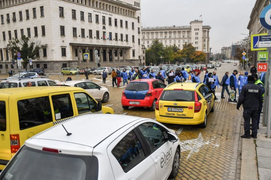 КТ Подкрепа затвори бул. Цар Освободител в протест срещу извънредния труд 