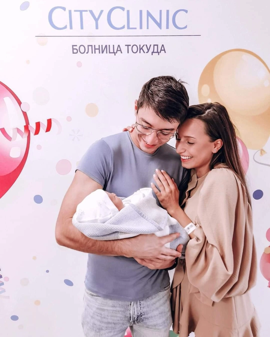 Изписаха влогърката Антоанет Пепе и бебето й