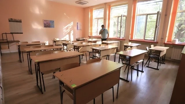 Учениците от 6 и 7 клас в София минават на онлайн от петък 