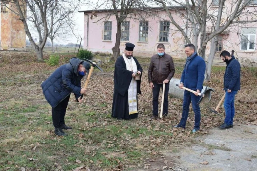 Министър Димитров направи първа копка на нов водопровод на Елин Пелин и Нови хан