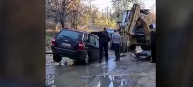 Джип пропадна в огромна дупка в Пловдив