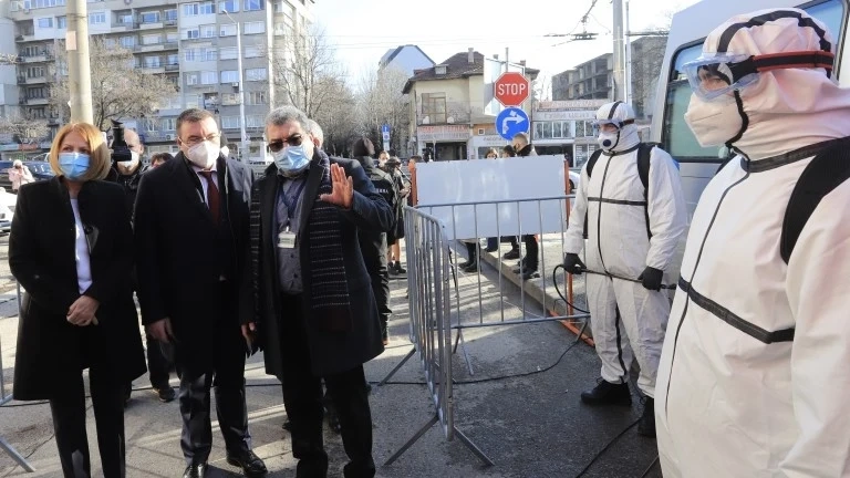 Здравният министър ще иска мерките да останат твърди