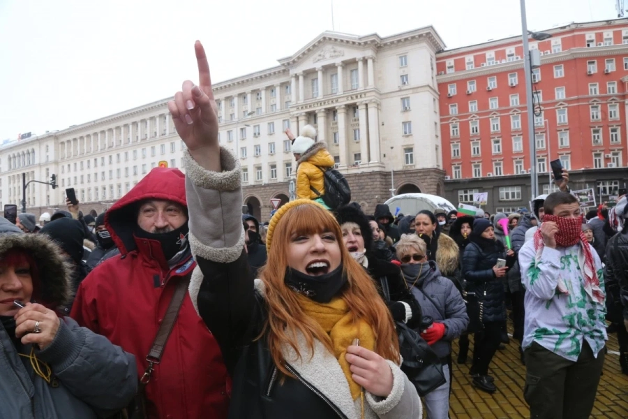 Работещи в барове и ресторанти протестират с музика и танци в центъра на София