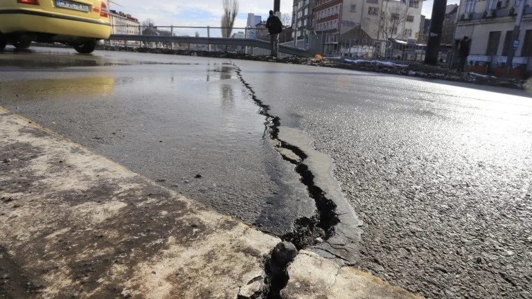 Пукнатините на Лъвов мост не са пукнатини, а фуги, нормално е