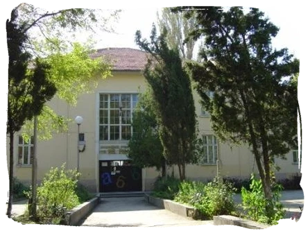 Закриват 100-годишно училище, преподавателите излизат на протест