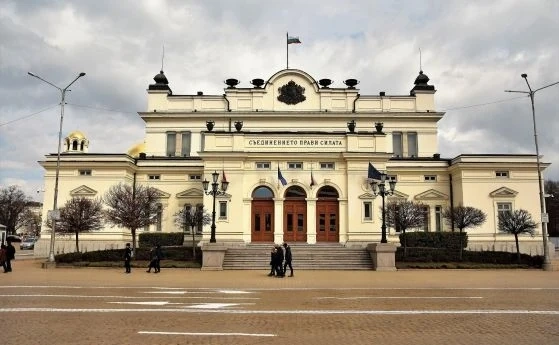 Народното събрание се мести в старата си сграда