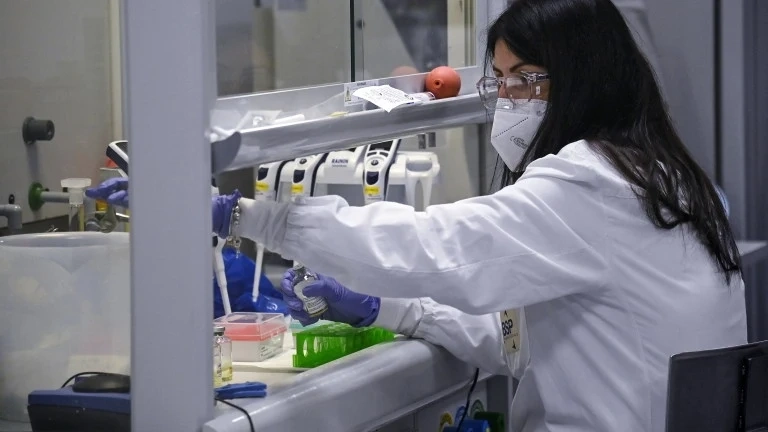 Възрастните показват сходен отговор на антителата след първа доза на Astra и Pfizer