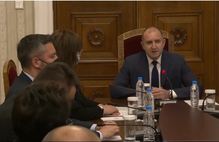 Радев видя БСП като балансьор в следващ кабинет, Нинова ще мисли като й връчи мандата