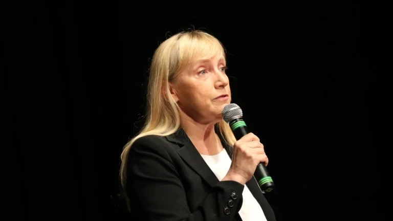 Елена Йончева зове БСП да не приема третия мандат... ако го получи