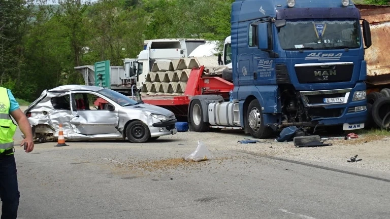 Две деца и жена пострадаха при катастрофа край Благоевград