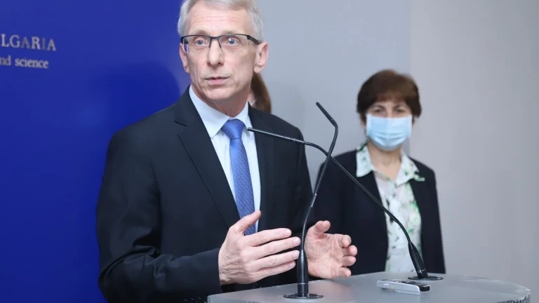Николай Денков: Възпитание на децата не се прави дистанционно