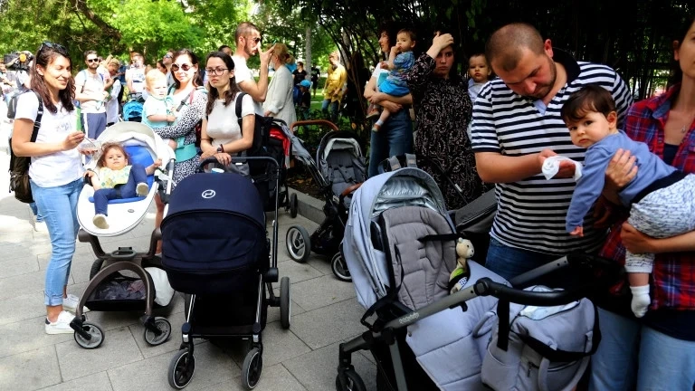 Родители отново на протест срещу недостига на места в детските градини в София