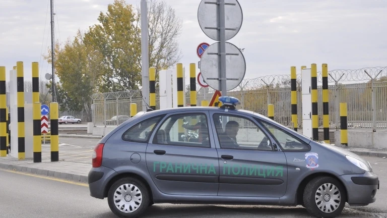 Автобус с българи остана блокиран с часове на границата с Турция