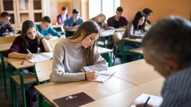 По вариант 1 пишат седмокласниците