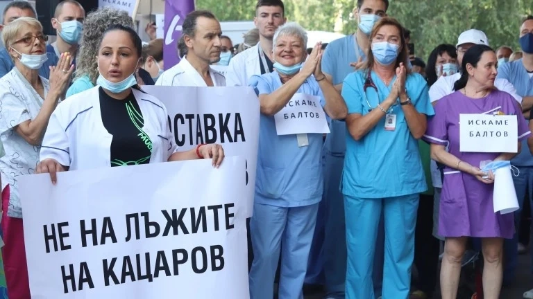 Медиците от Пирогов местят протеста си пред президентството от утре