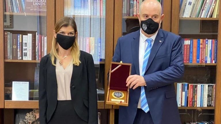 Обществото да сезира прокуратурата, призова Десислава Пиронева