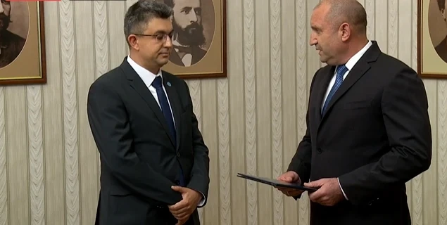 Пламен Николов води делегацията на Има такъв народ за получаване на мандата