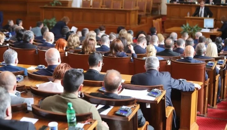 Депутатите решават дали да намалят заплатите си 