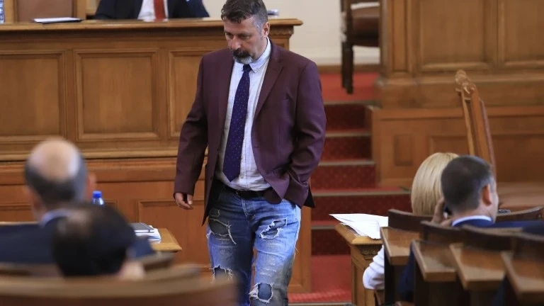 Правилникът на НС с нова екстра, Ива Митева не хареса скъсаните дънки на Филип Станев