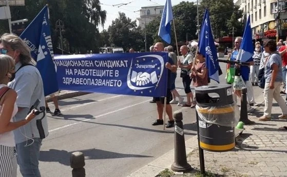 Медици на протест, искат нови условия за допълните възнаграждения и 40% ръст на заплатите (снимки)
