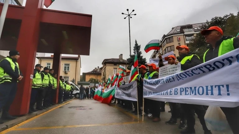 Пътни строители протестират под дъжда, Комитова чака в кабинета си за среща