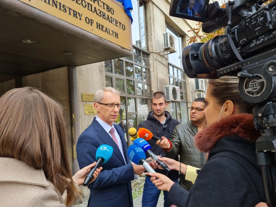 МОН: Зелен сертификат за учителите най-рано след месец