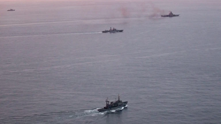 Военни кораби на Китай и Русия притесняват Япония