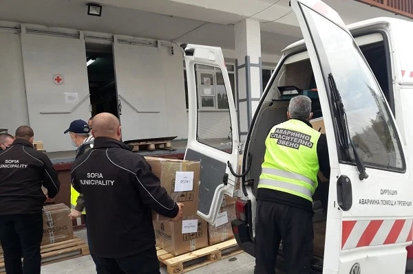 Екипи на Столичната община доставиха в 24-те района на София тестовете за училищата