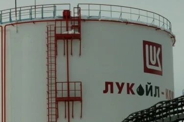 КЗК откри, че Лукойл не пуска други в данъчните си складове