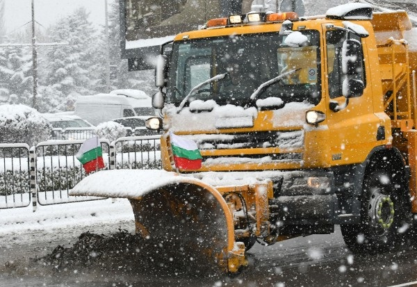 През нощта са работили 137 снегопочистващи машини в цяла София