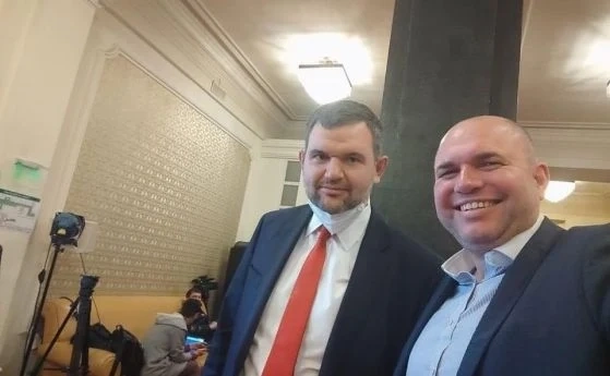 Потребители във фейсбук се разгневиха от селфи на Владислав Панев с Пеевски 