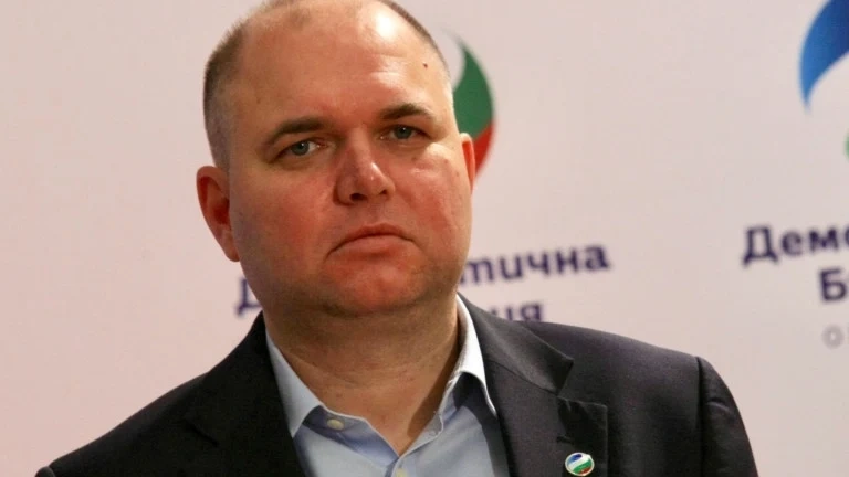 Владислав Панев подаде оставка след селфито с Пеевски