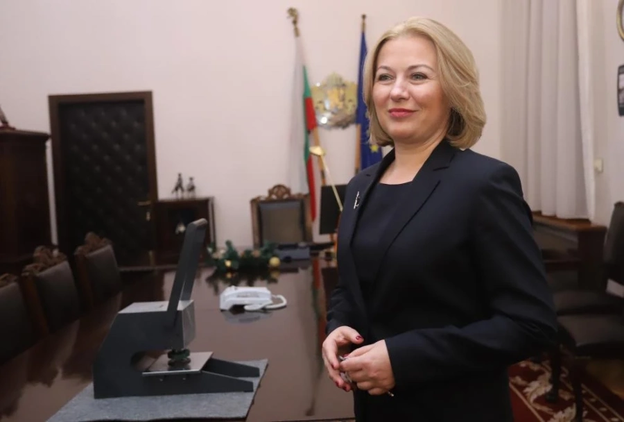 Гешев посрещна новата министърка с букет, тя му каза, че очаква да обсъдят оставката му