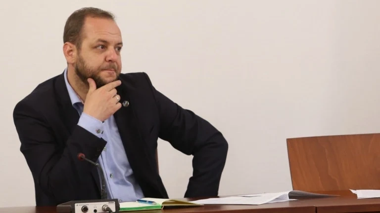 Mиниcтъp: Дъpжaвaтa щe пoмaгa c €6 200 зa нoв eлeĸтpoмoбил, aĸo въpнeм cтapa ĸoлa