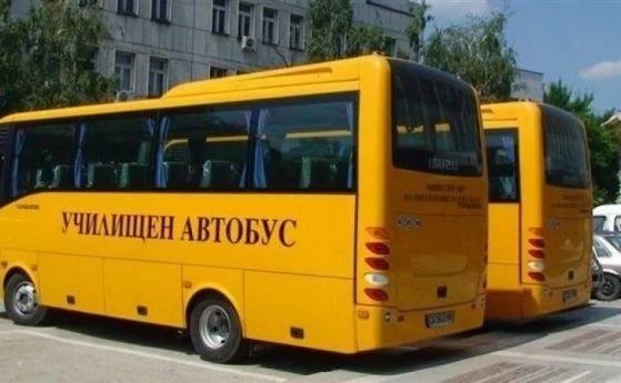 Пиян шофьор на училищен автобус катастрофира, пострада 9-годишно дете