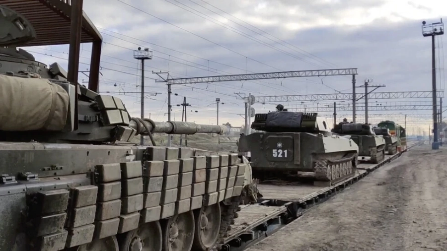 Спътникови снимки показват, че Русия е изтеглила военна техника, но пристига и нова такава