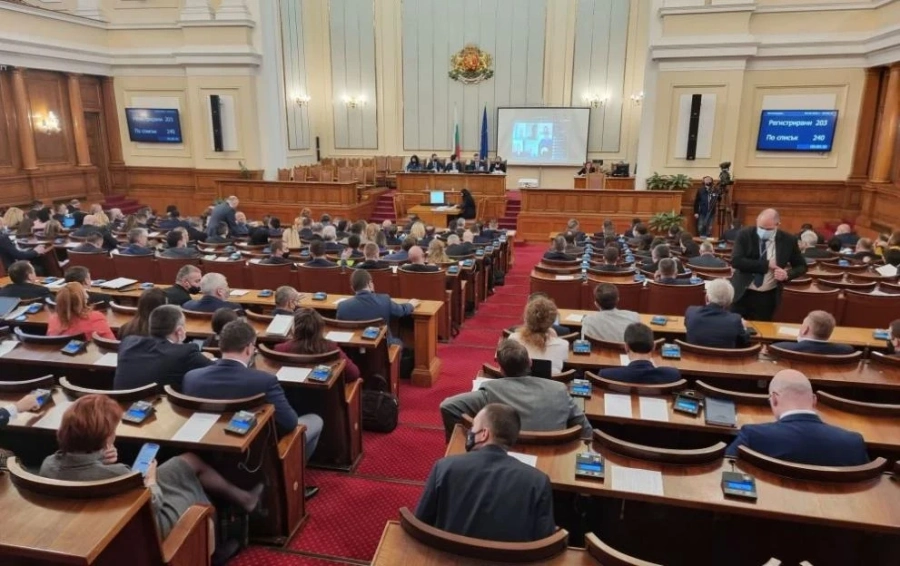 3-ма вицепремиери и 11 министри на парламентарен контрол