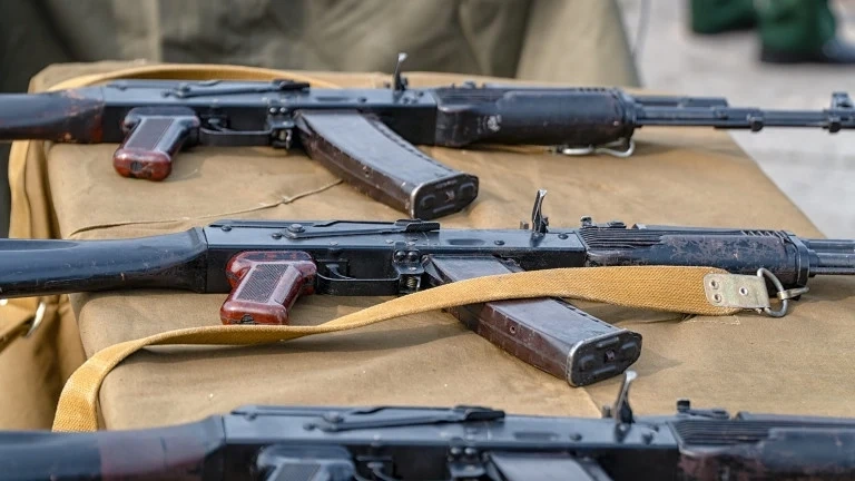 В Украйна са раздали десетки хиляди автомати на населението